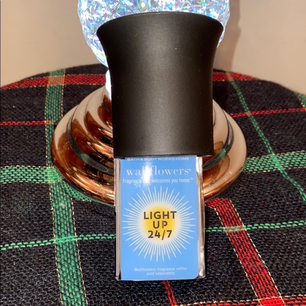 BLACK NIGHTLIGHT
Wallflower Plug In